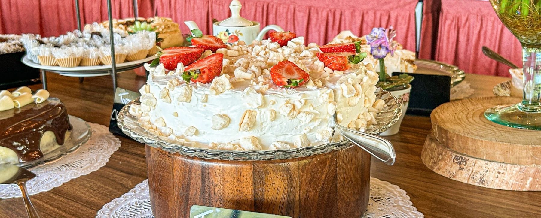 Bolo de morango e sobremesas