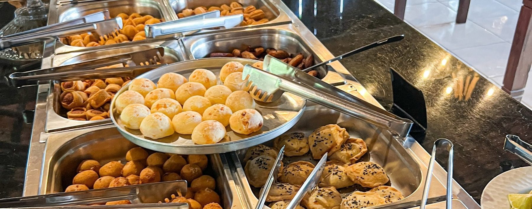 Pão de queijo e salgados do café colonial